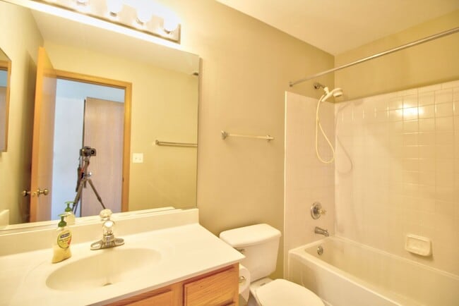 Building Photo - 2427 Sheehan Dr