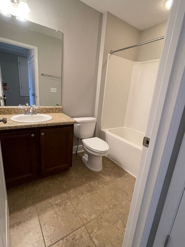 Building Photo - *** MOVE IN SPECIAL! Half OFF 1st Month's Rent!