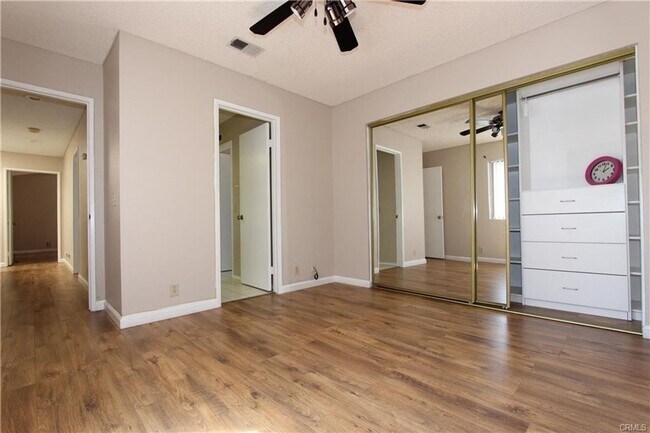 Building Photo - Gorgeous & Open Floor Plan House 4.Bed+3.B...