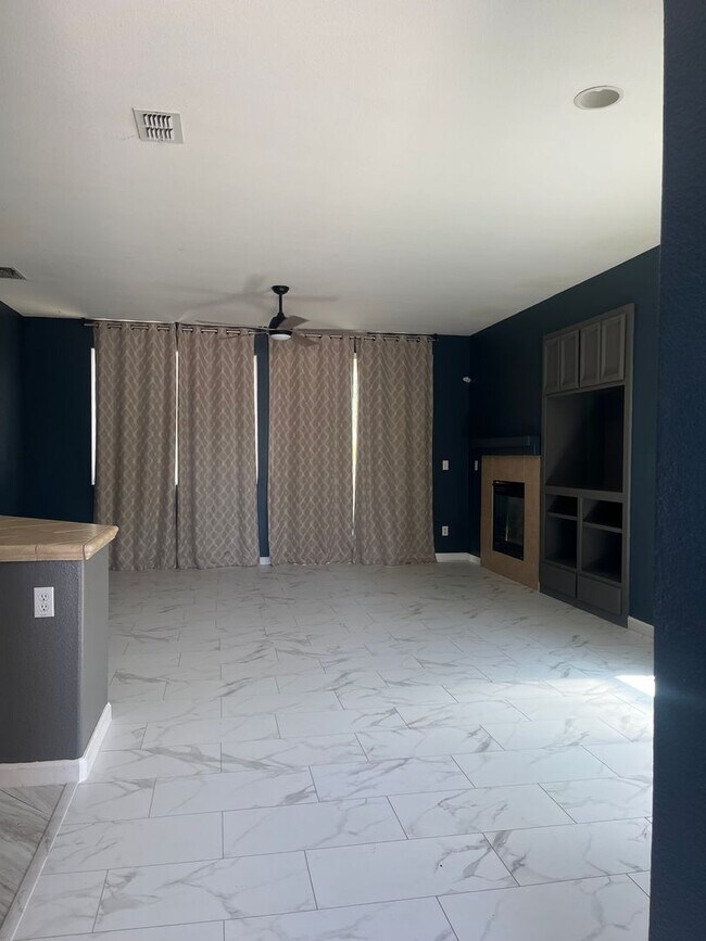 Building Photo - Beautiful home with spacious yard