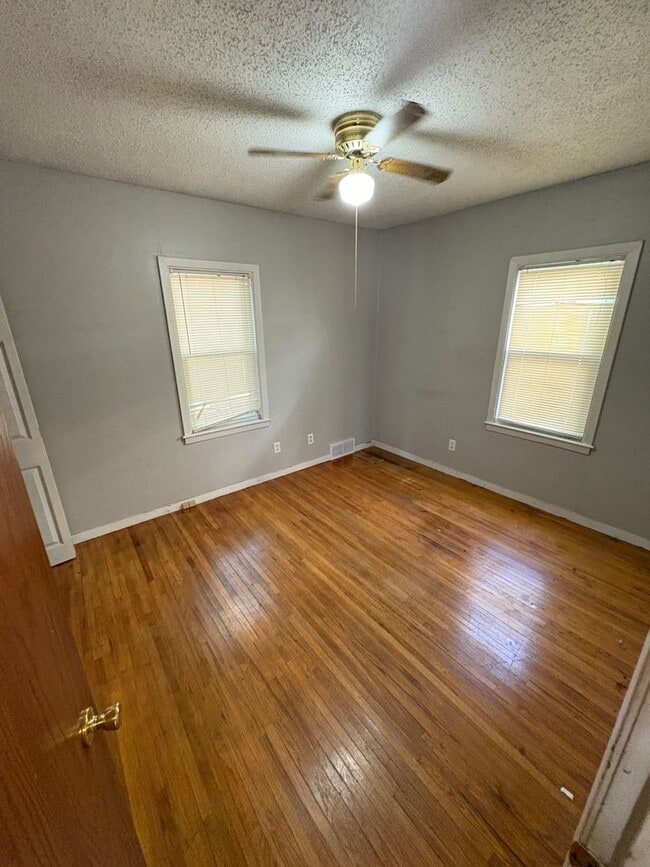 Building Photo - FOR RENT Spacious 4 Bed / 1 Bath Home on C...