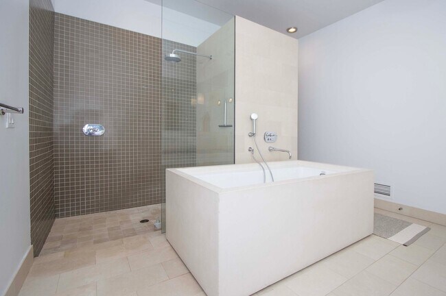 Building Photo - Stunning 4Bed/2.5ba Condo in Pacific Heights