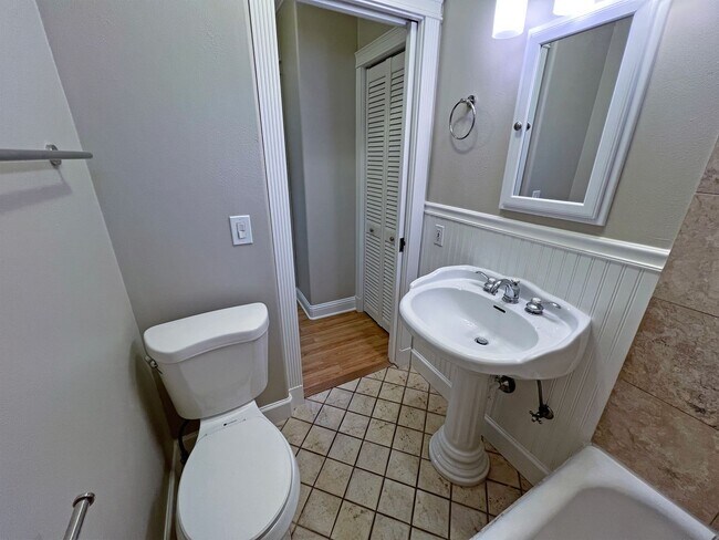 Building Photo - Charming and updated 2 bedroom, 1 bath bun...