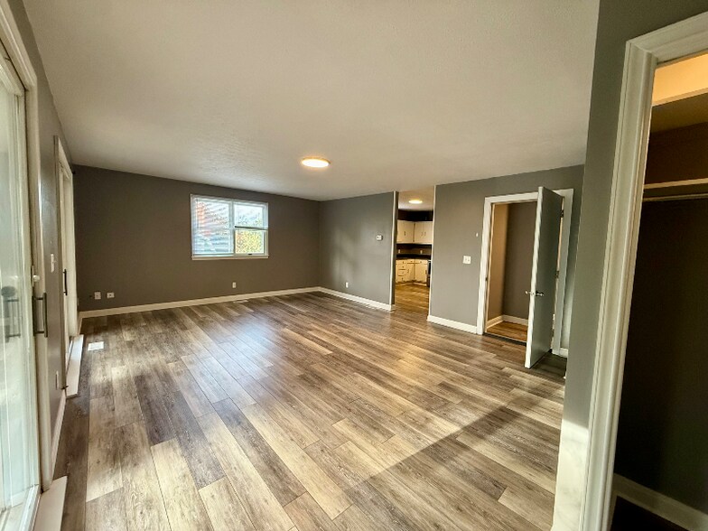 Building Photo - 801 Grand St