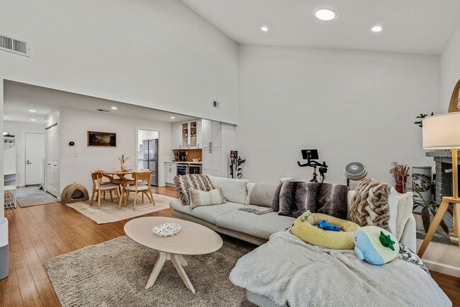 Building Photo - Large, Remodeled 3Bed/2.5Ba Townhome in Ha...