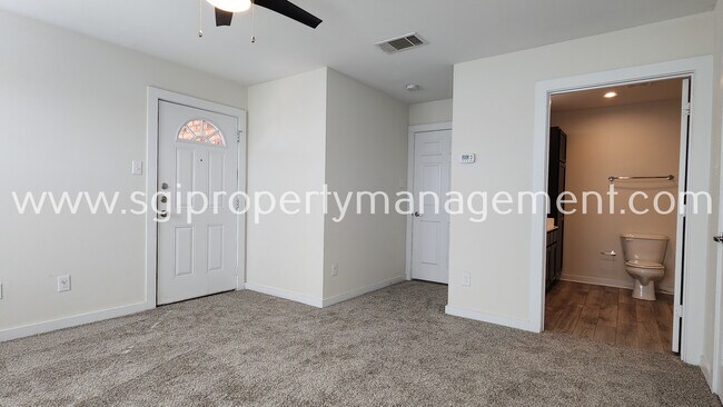 Building Photo - 931 Robineta Ln