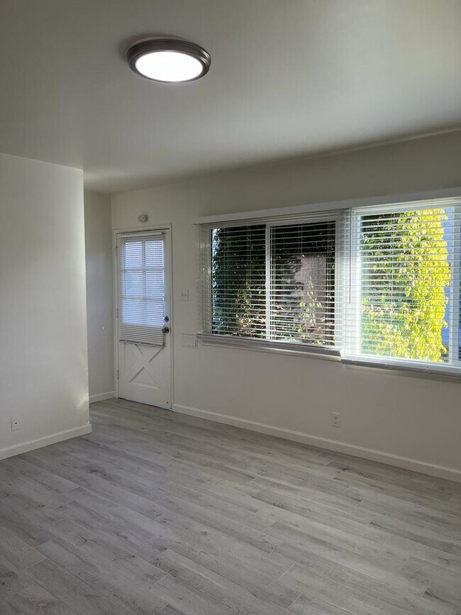 Building Photo - 323 Virginia St