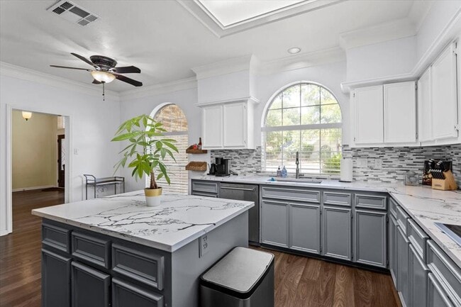 Building Photo - 10116 Pinehurst Dr