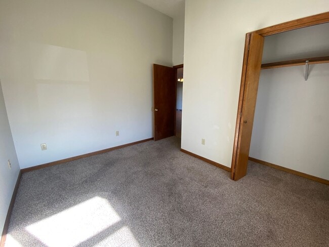 Building Photo - Large 4 Bed /  2 Bath Home