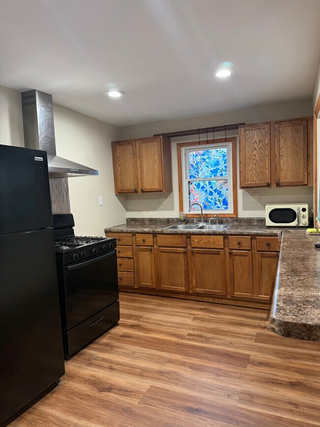 Building Photo - 816 Cranston Rd