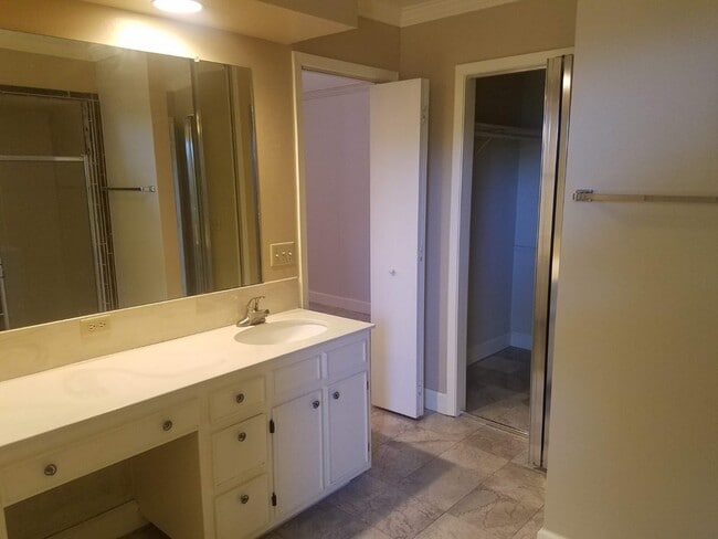Building Photo - 1400 Pebble Ct