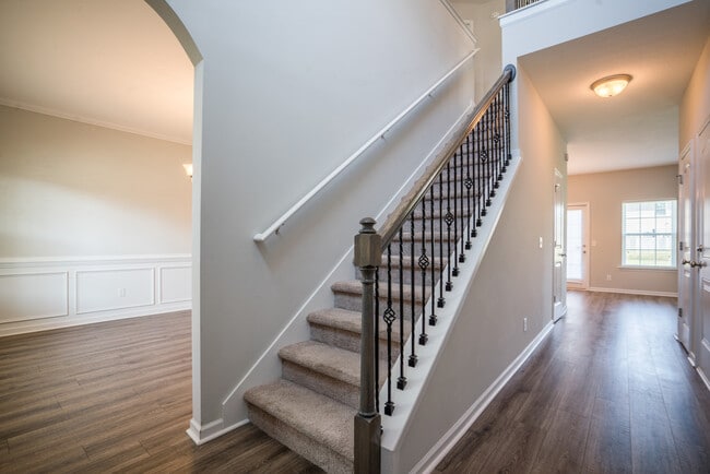 Building Photo - 647 Red Oak Ln