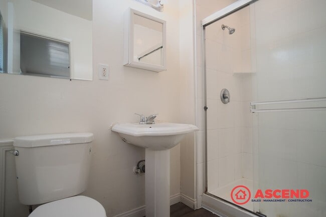 Building Photo - Charming Home in Central Bakersfield!