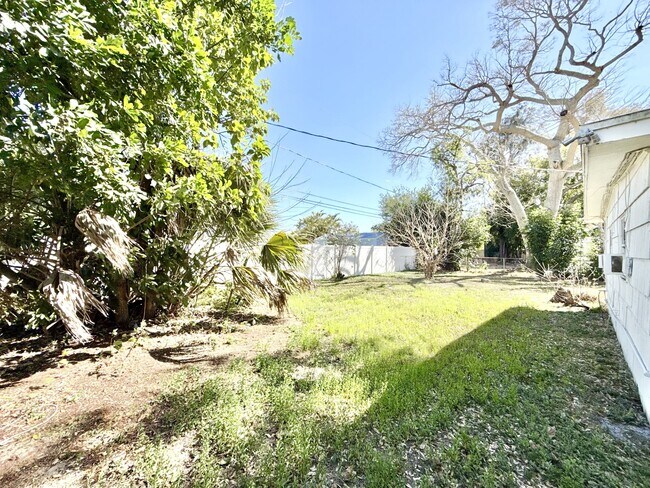 Building Photo - 7111 Onyx Dr N