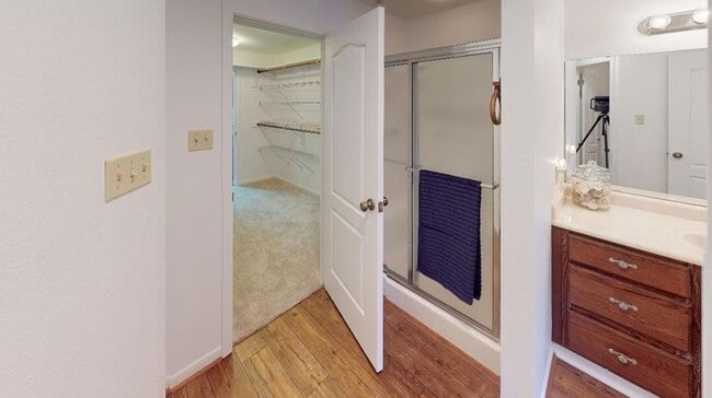 Building Photo - FOR LEASE!!