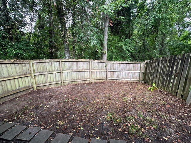 Building Photo - 2 story unit off E Park Ave avail NOW!