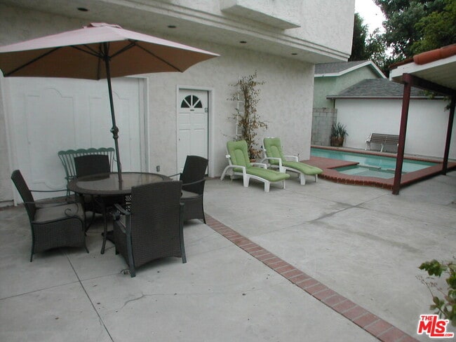 Building Photo - 522 N Edinburgh Ave