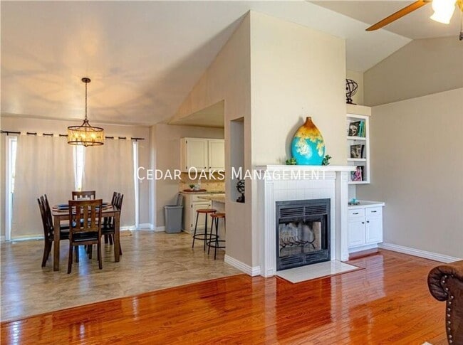 Building Photo - 8 Rivercliff Rd