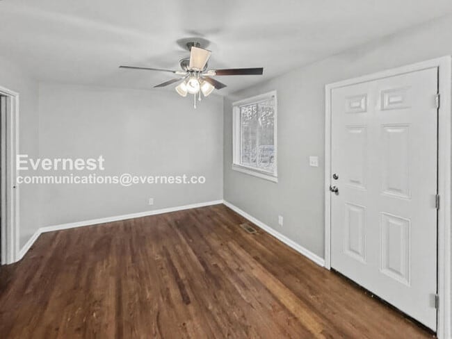 Building Photo - 3056 Highland Dr