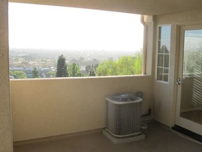 Building Photo - 3 Bedroom, 2 Bathroom Ground-Level Condo f...
