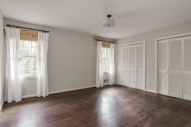 Building Photo - 4601 Club Cir NE