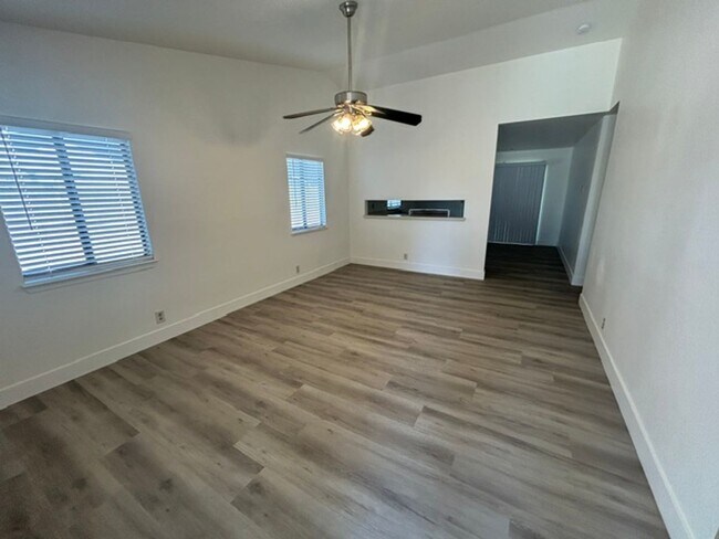Building Photo - 1136 W Damron Ave