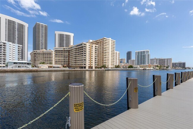 Building Photo - 2600 E Hallandale Beach Blvd