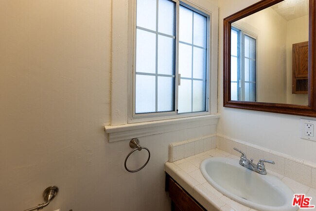 Building Photo - 4360 Kraft Ave