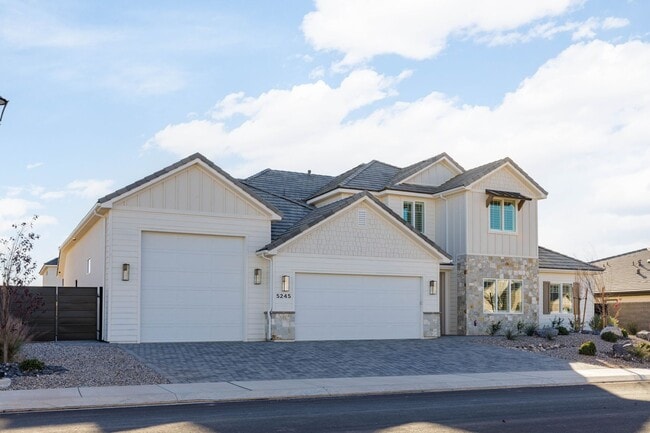 Building Photo - 6 bed / 4 bath / 3 car garage custom home in Pecan Valley