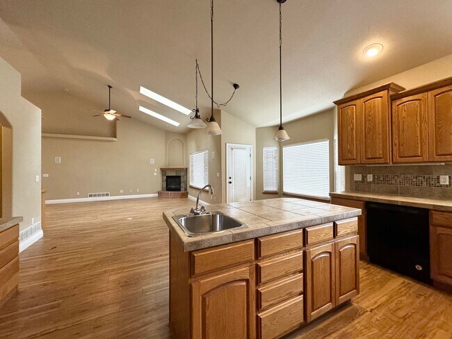Building Photo - Stunning Executive 4 Bedroom 2 Bath Home in Northwest Loveland - 3-Car Garage!