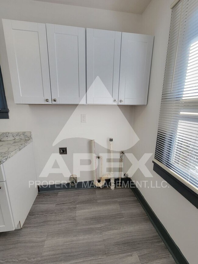 Building Photo - Renovated - Craftsman Style 2 Bd 1- Ba Sin...