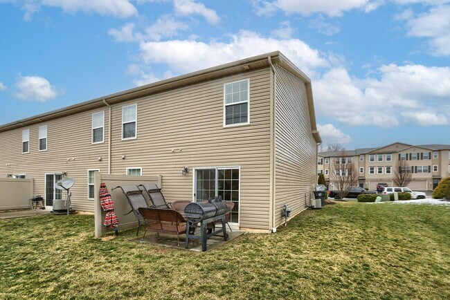 Building Photo - Furnished 3 bedroom townhome