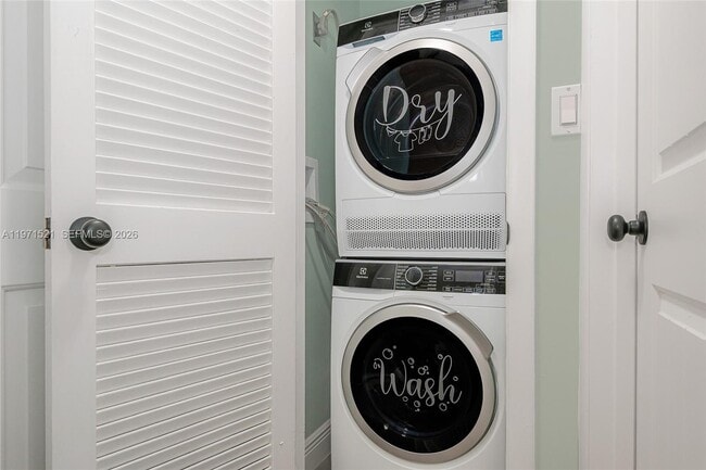 Building Photo - 9811 N Hollybrook Lake Dr