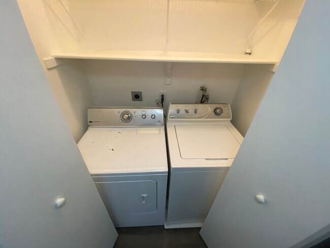 Building Photo - Modern 1/1 Condo with Balcony in Green Val...