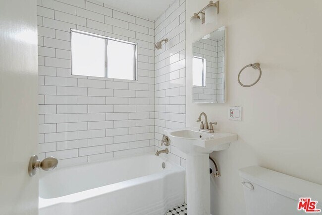 Building Photo - 758 N Hudson Ave