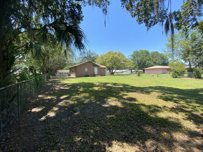 Building Photo - "Charming 3-Bedroom Retreat with Modern Amenities in Lakeland!"