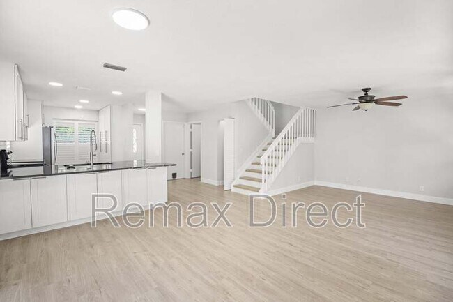 Building Photo - 4722 Lakeside Cir