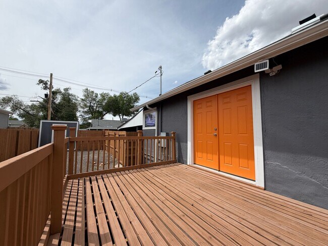 Building Photo - Updated 4BR with Fireplace, Deck & Private Backyard
