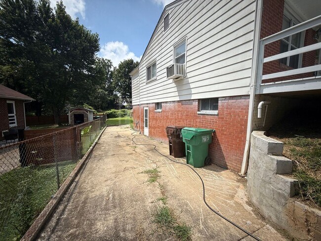 Building Photo - 828 Circle Dr