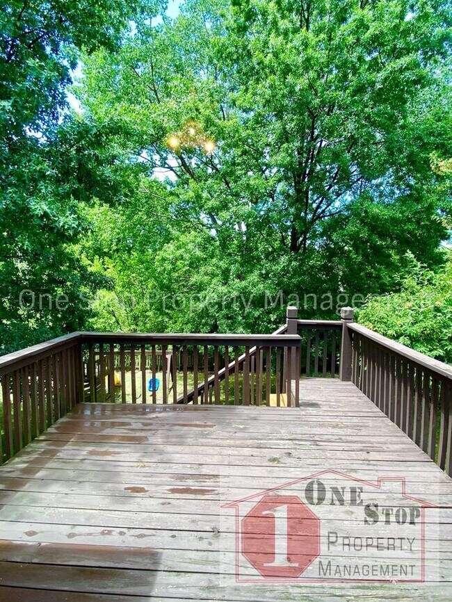 Building Photo - 4 bedroom, 2.5 bathroom, 2 car garage home...