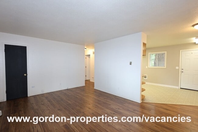 Building Photo - SE Green Vista Dr - Milwaukie 2 bedroom du...