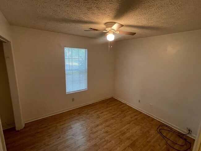 Building Photo - 122 Oriole Dr