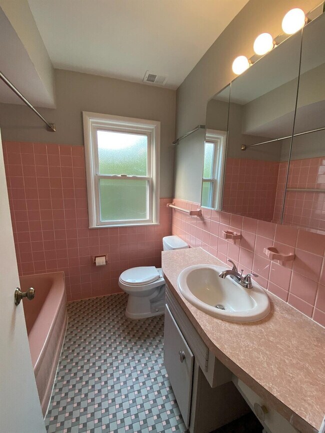 Building Photo - 1510 Woodland Dr