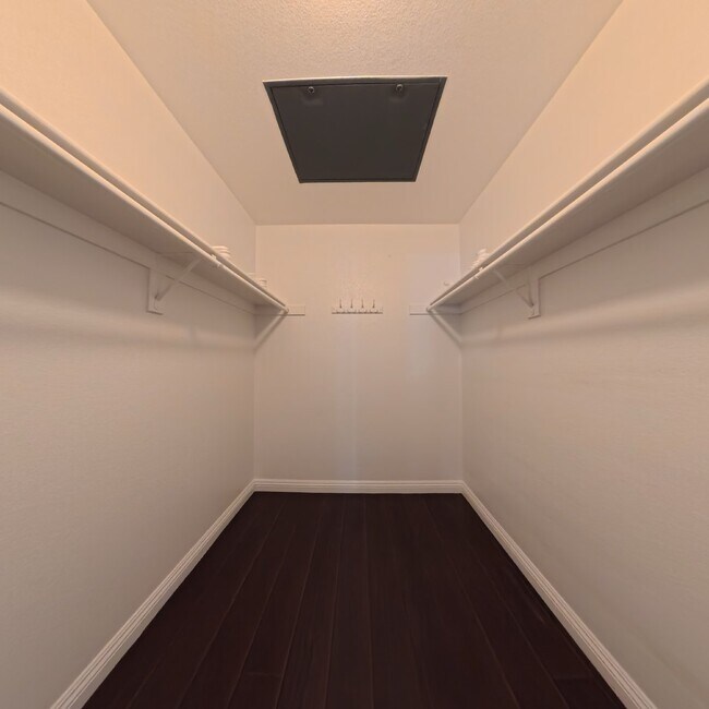 Building Photo - 3 Bedroom | 2nd Floor | Laminate Floors | Gated Community