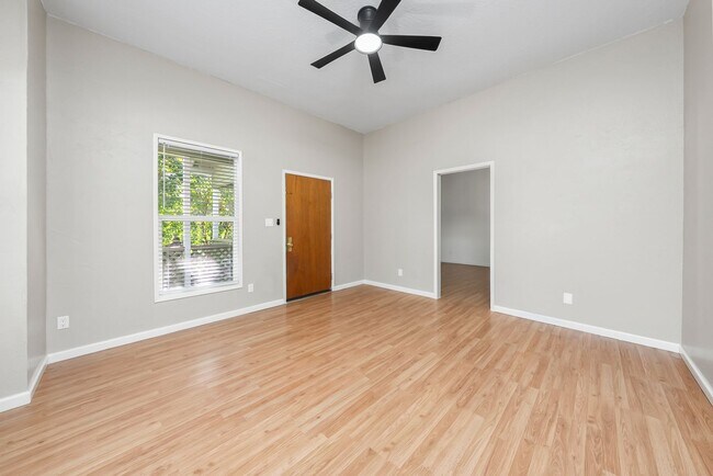 Building Photo - Charming 2-bedroom, 1-bathroom in Roseville