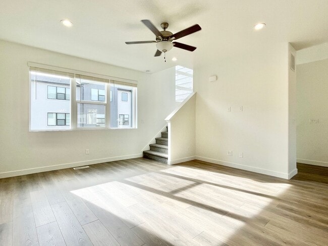 Building Photo - Beautiful Modern Townhome in American Fork!