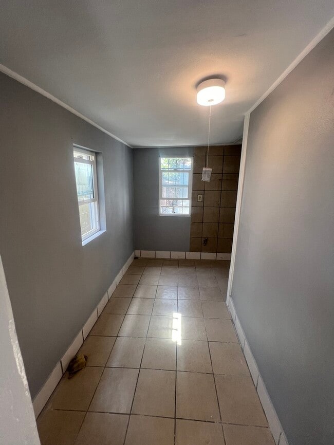 Building Photo - Cozy 2 Bedroom 1 Bathroom