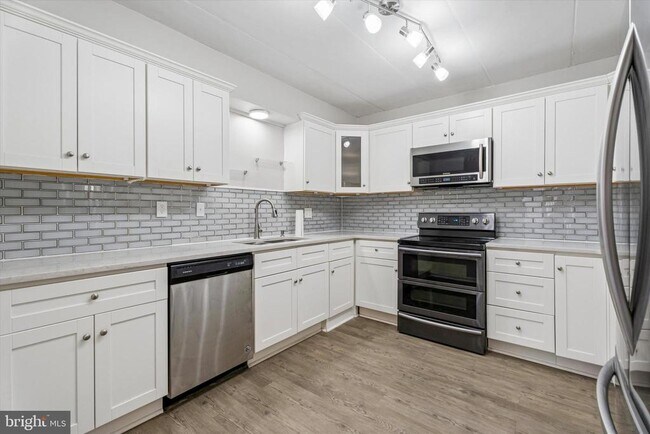 Building Photo - 400 Glendale Rd