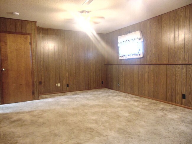 Building Photo - Fayette Family Farm House!