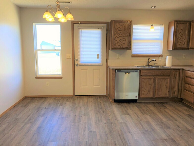 Large dining space - 2619 E Conquest St